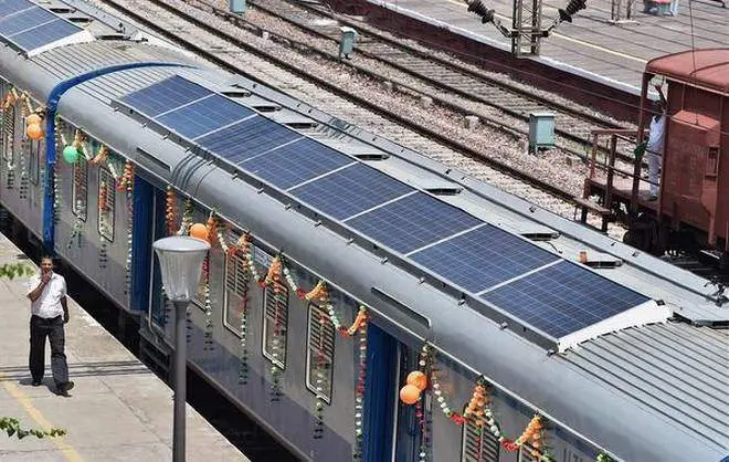 estacion de ferrocarril con paneles solares - Cómo funciona un tren solar