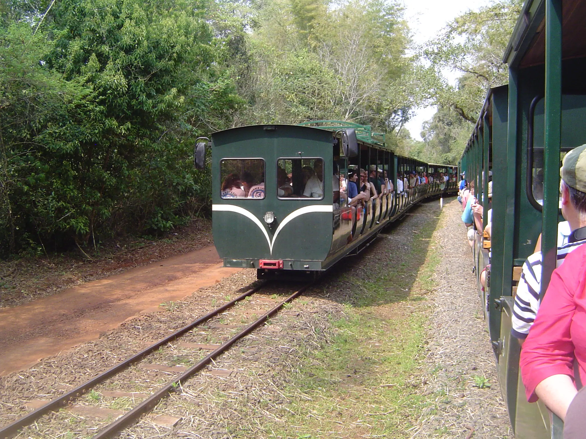 Tren Parque Nacional Iguazú: El mejor medio de transporte para disfrutar de las Cataratas del Iguazú - Cómo ir a las Cataratas de Iguazú desde Puerto Iguazú tren parque nacional iguazu - Cómo ir a las Cataratas de Iguazú desde Puerto Iguazú