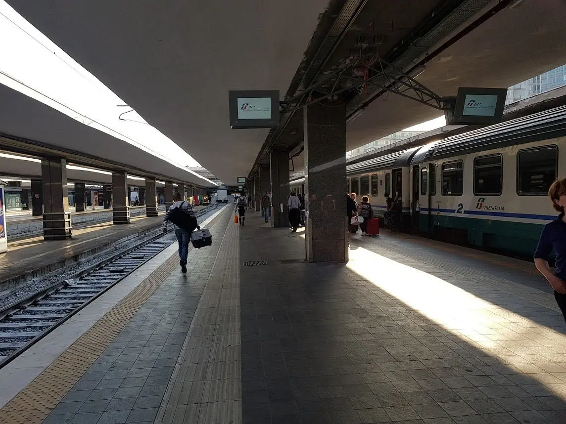estacion central ferrocarril napoles - Cómo ir de la estación de tren de Nápoles al centro