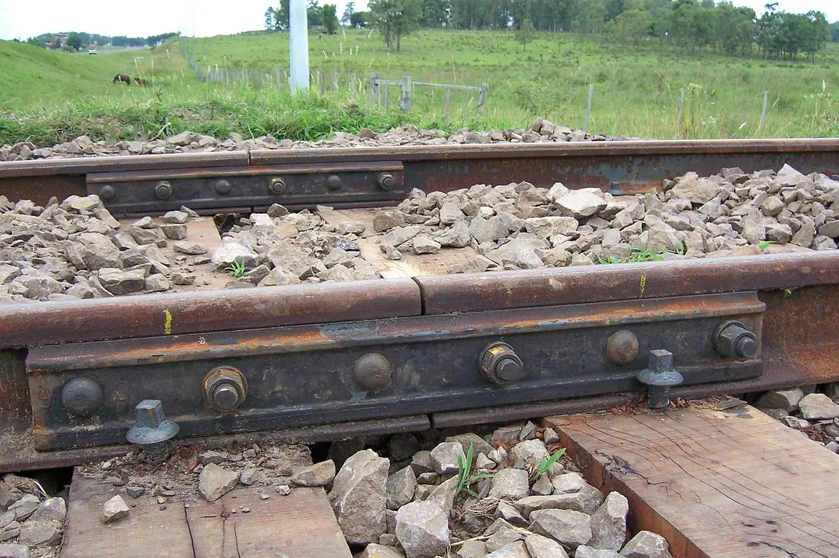 separacion entre rieles de ferrocarril - Cómo se llama a las separaciones que se deja obligatoriamente entre los rieles de las vías del tren
