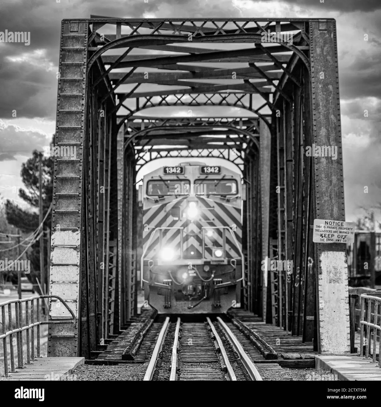 detalle de un puente cruzando un ferrocarril - Cómo se llama el puente del tren