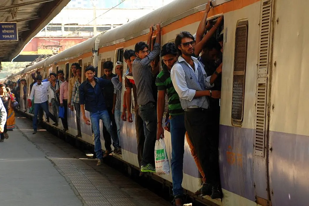 tren delhi agra horarios - Cómo se llama la estación de tren de Agra
