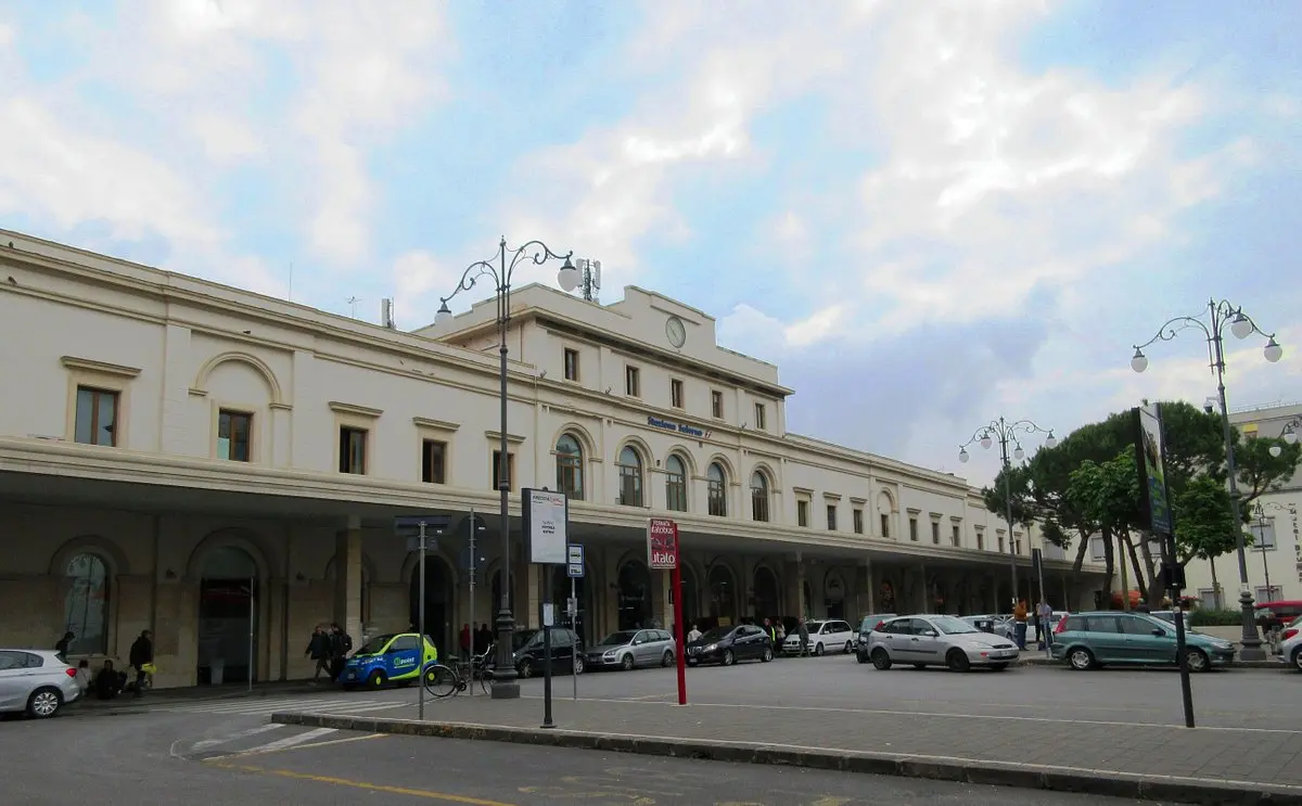 distancia entre salerno ciudad y estacion de ferrocarril mas cercana - Cómo se llama la estación de trenes de Salerno