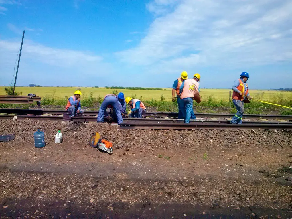 capataz de construcción de vías ferrocarril - Cómo se llaman los que hacen las vías del tren