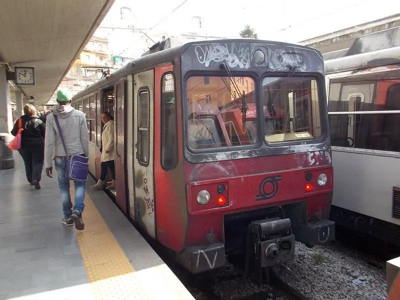 cuanto tarda el tren de napoles a sorrento - Cómo transportarse de Nápoles a Positano