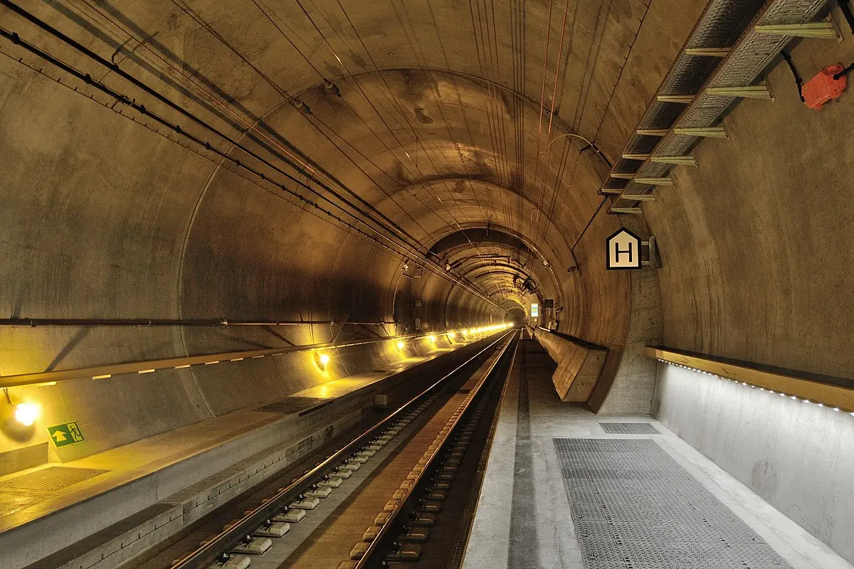 ferrocarril suiza subterraneo - Cuál es el túnel más largo de Suiza
