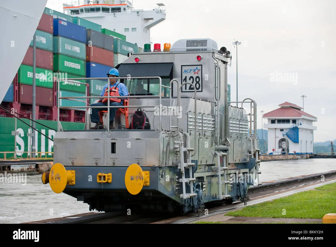 locomotoras ferrocarril de panama - Cuál es la función de las locomotoras en el Canal de Panamá