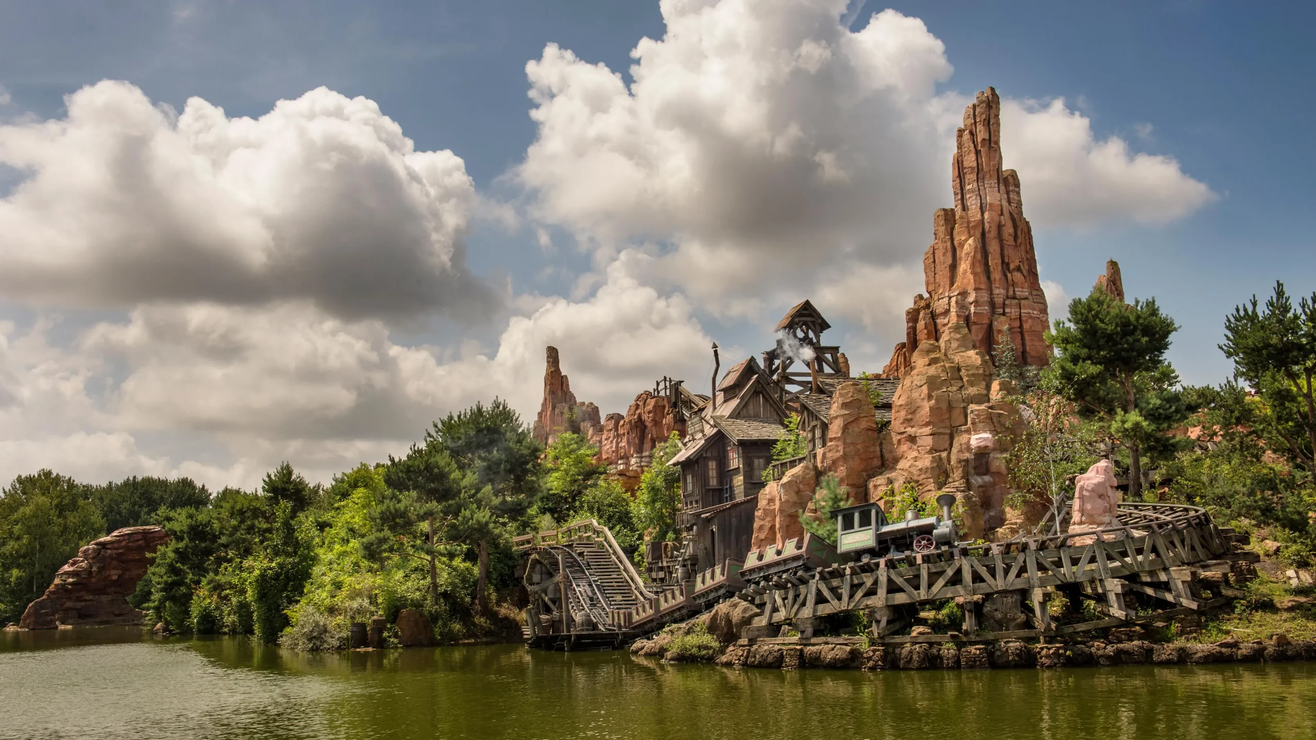 Ferrocarril de la Montaña Gran Trueno: Un viaje emocionante para los amantes de los trenes y ferrocarriles - Cuál es la montaña rusa más rapida de Disney París ferrocarril de la montaña gran trueno - Cuál es la montaña rusa más rapida de Disney París