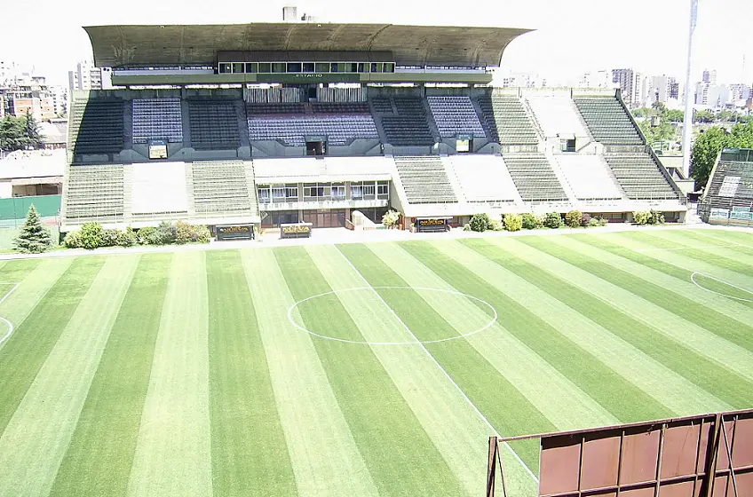 cancha ferrocarril oeste capasidad completa - Cuántas personas entran en la cancha de Ferro