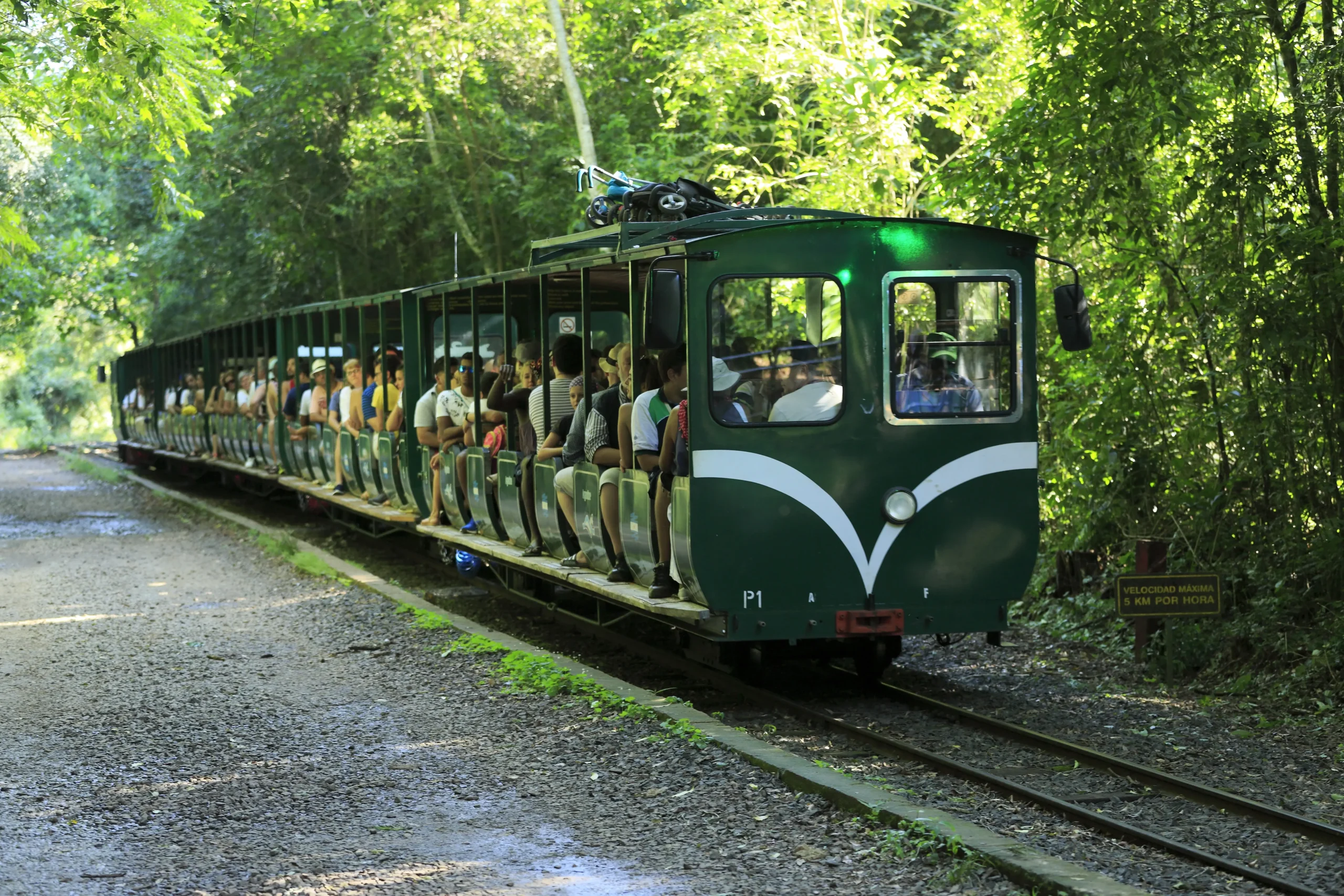 estación central salida del tren de la selva - Cuánto cuesta el paseo en lancha en Cataratas del Iguazu