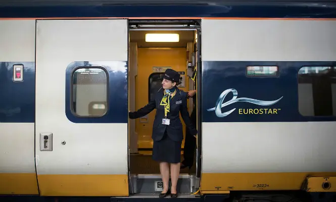 Azafata de tren: una profesión apasionante - Cuánto cuesta estudiar azafata en Argentina azafata tren - Cuánto cuesta estudiar azafata en Argentina