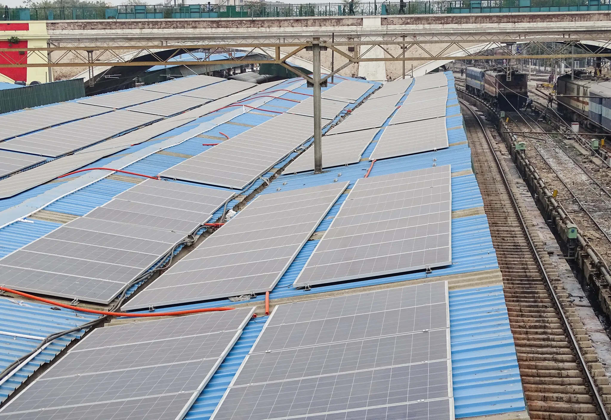 estacion de ferrocarril con paneles solares - Cuántos paneles solares tiene la Estación Espacial Internacional