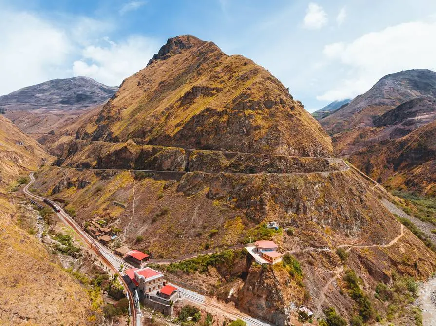 ferrocarril nariz del diablo - Por qué el tramo de la Nariz del Diablo destaca en la historia del ferrocarril ecuatoriano