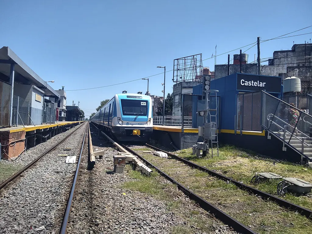 estacion castelar ferrocarril sarmiento - Qué colectivo me deja en la estación de Castelar
