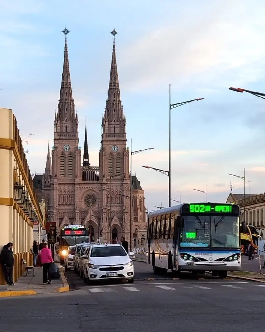 recorridos ferrocarril torres en lujan - Qué colectivo me lleva a la iglesia de Luján