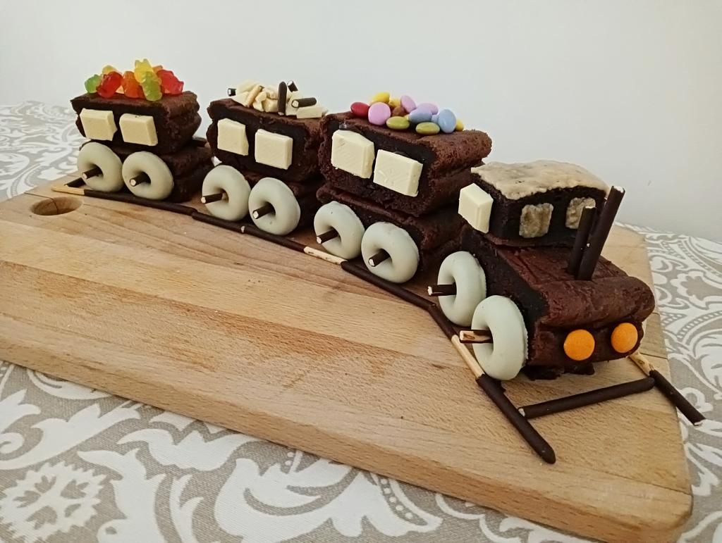 pastel en forma de tren - Qué es la cobertura en repostería