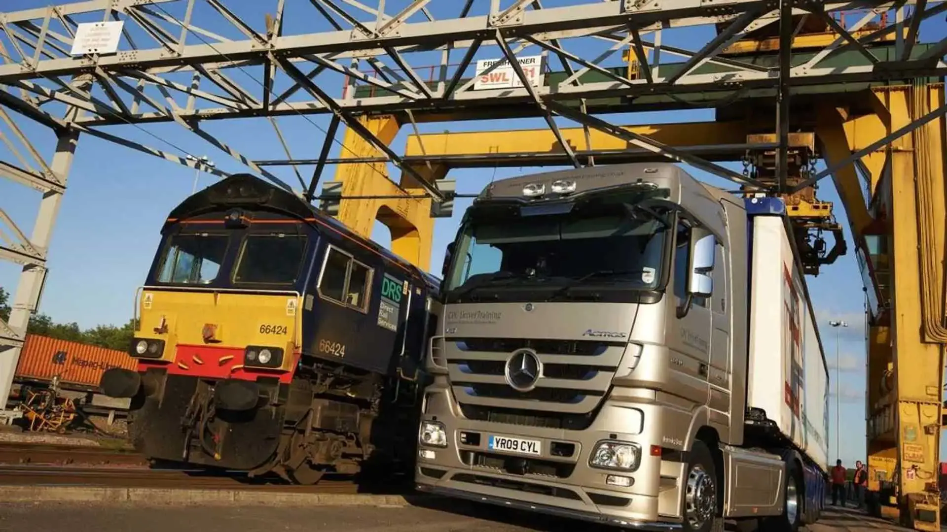 camión de carga vs vagón de ferrocarriles - Qué es más rápido un tren o un camión