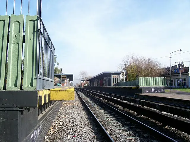 martin coronado cerca del ferrocarril urquiza - Qué línea de tren va a Martín Coronado