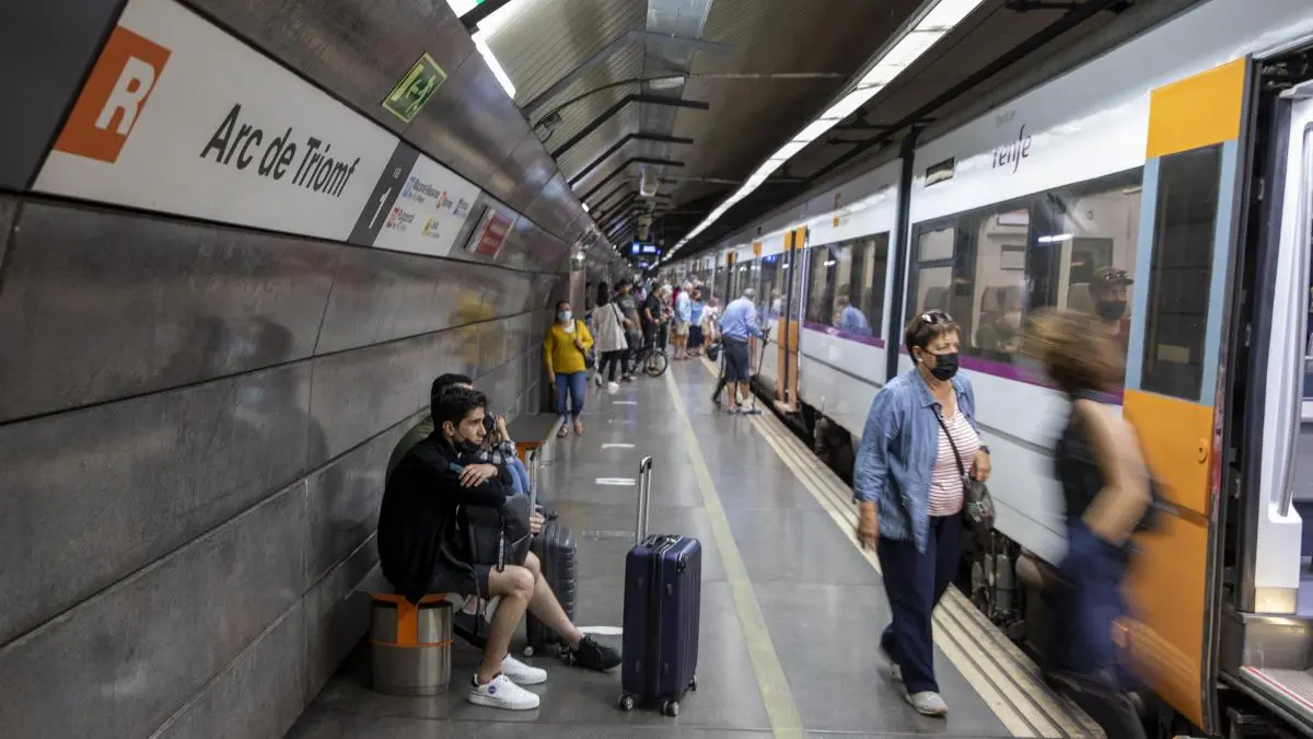 estacion de tren arco del triunfo barcelona - Qué línea es arco de triunfo