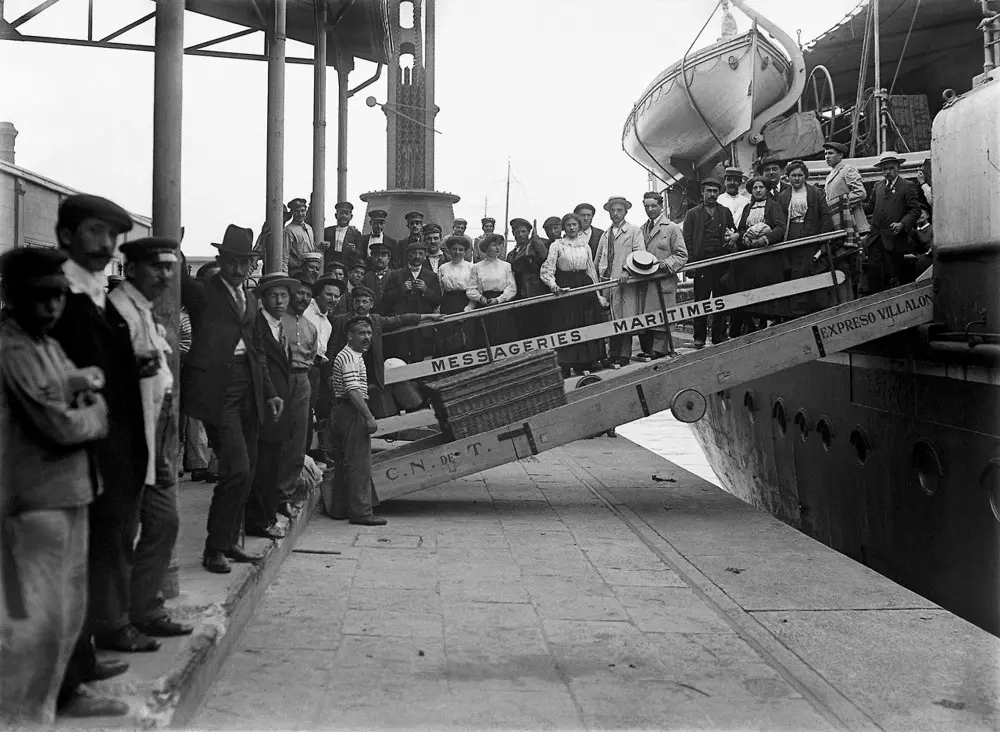 alberdi y ferrocarriles llegan inmigrantes - Qué motiva la llegada de inmigrantes a la Argentina