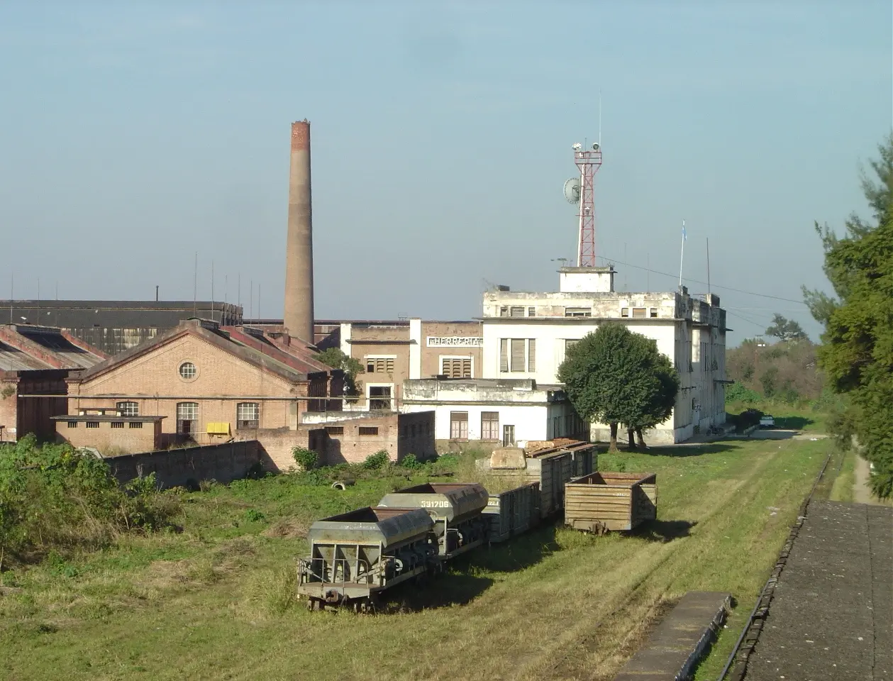 monolito del ferrocarril a la entrada a tafi viejo - Qué se produce en Tafi Viejo