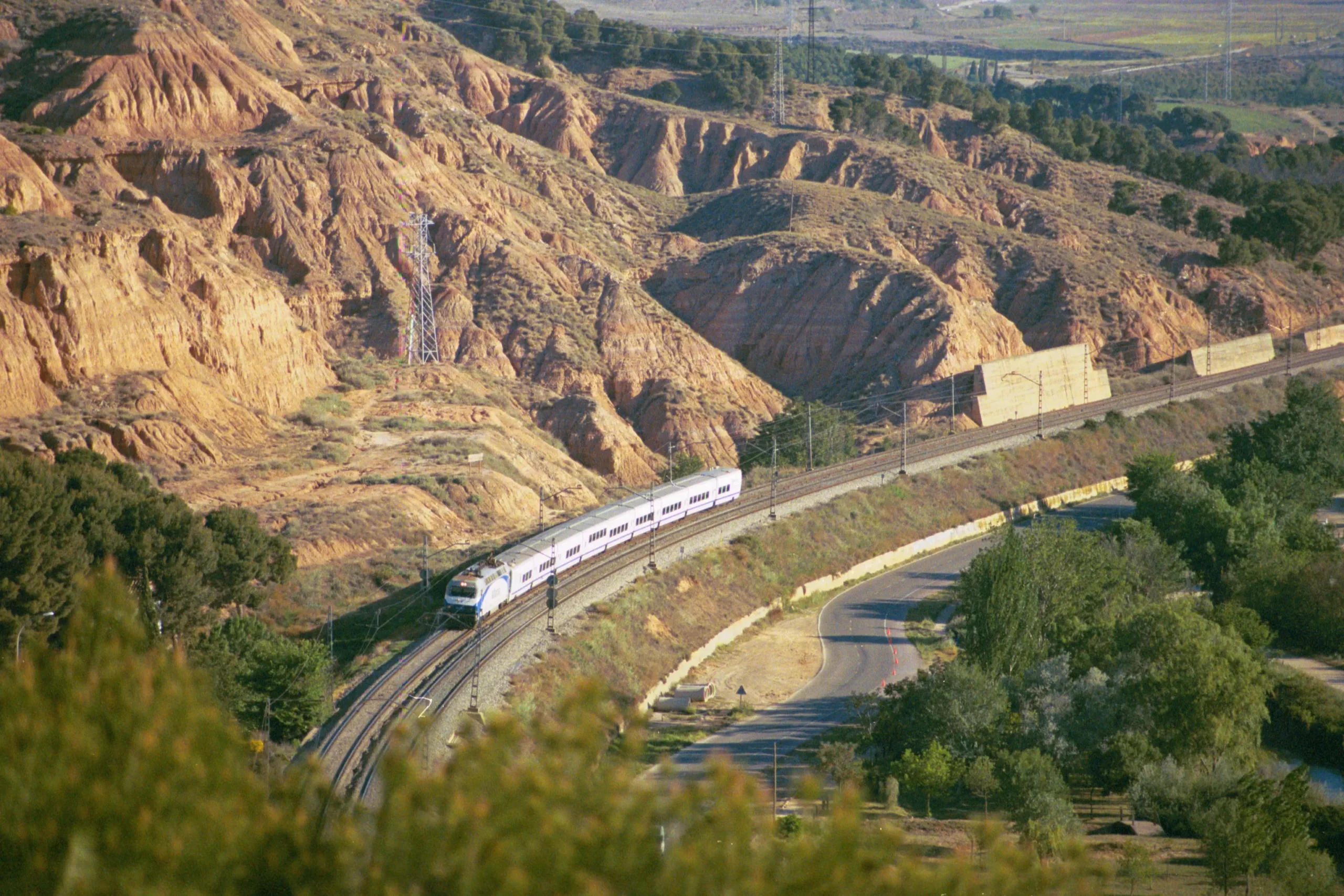 TAV Ferrocarril: La Y Vasca y su importancia en el transporte europeo - Qué significa el tren AVE tav ferrocarril - Qué significa el tren AVE