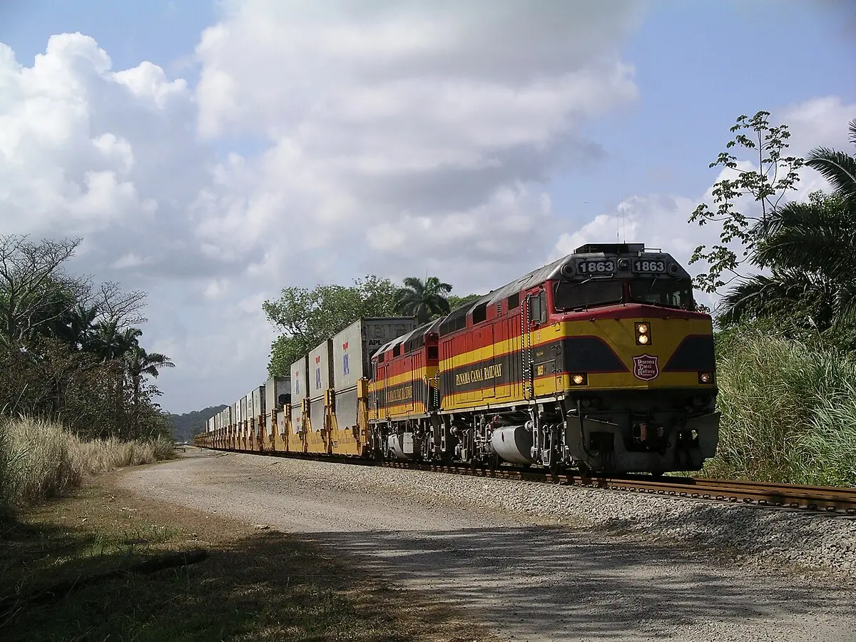 ruta del ferrocarril de panama - Qué tramo del Canal de Panamá poseía también un ferrocarril