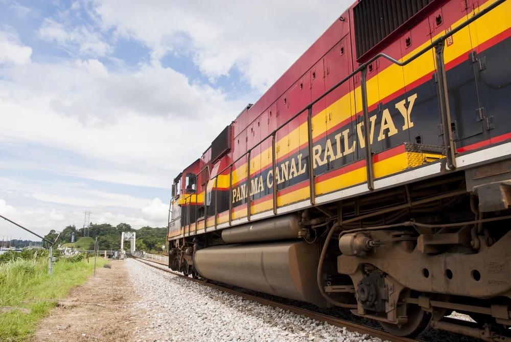 importancia del transporte ferroviario a la estructura multimodal de panamá - Qué ventajas tiene Panamá para ser considerado como centro logístico